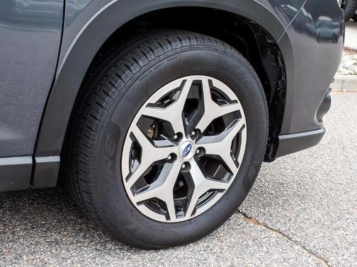 Magnetite Gray Metallic 2023 Subaru Forester PREMIUM