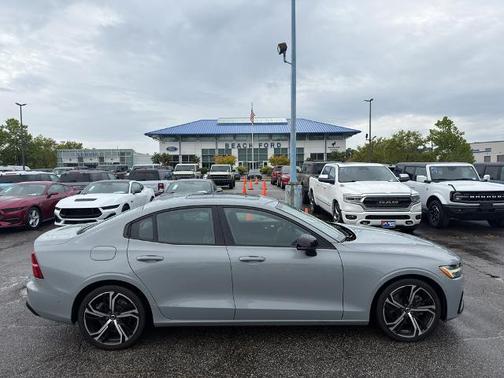 Metallic 2024 Volvo S60 B5 PLUS DARK THEME