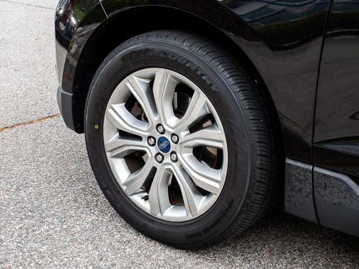 AGATE BLACK METALLIC 2019 Ford Edge TITANIUM