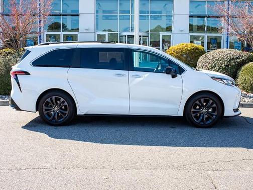 2022 Toyota Sienna XSE 7 PASSENGER