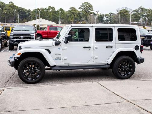 Bright White Clearcoat 2024 Jeep Wrangler SAHARA