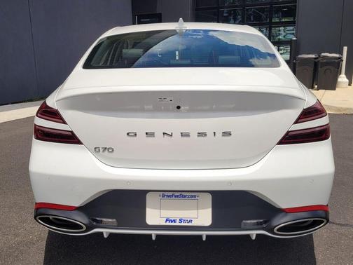 Uyuni White 2026 Genesis G70 2.5T Prestige