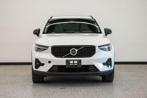 2023 Volvo XC40 B4 Ultimate Dark Theme