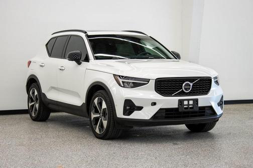 2023 Volvo XC40 B4 Ultimate Dark Theme