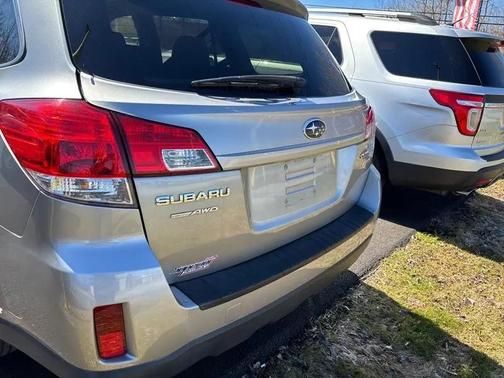 Graphite Gray Metallic 2011 Subaru Outback 2.5 i Limited