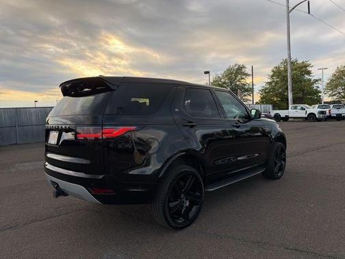 Santorini Black 2023 Land Rover Discovery P360 Metropolitan Edition