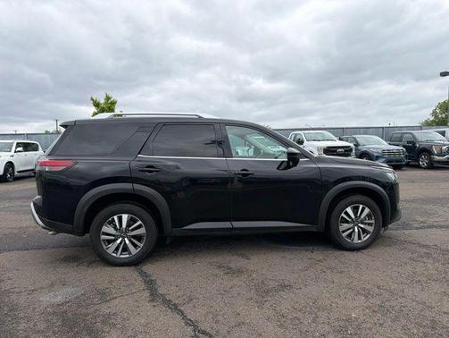 Super Black 2025 Nissan Pathfinder SL