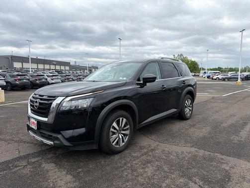 Super Black 2025 Nissan Pathfinder SL