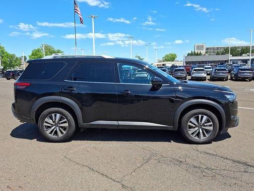 Super Black 2025 Nissan Pathfinder SL