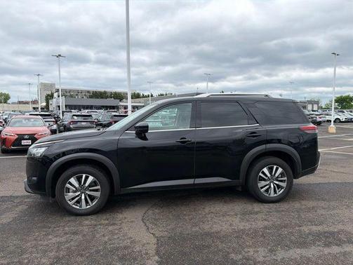 Super Black 2025 Nissan Pathfinder SL