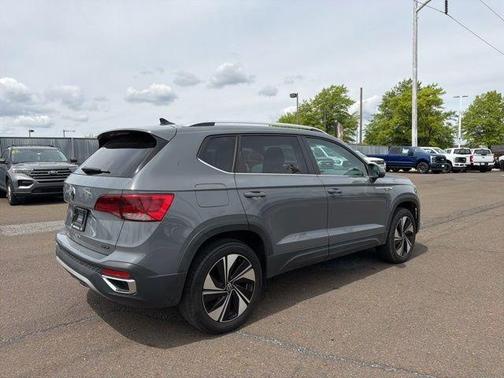 Pure Gray 2023 Volkswagen Taos 1.5T SE