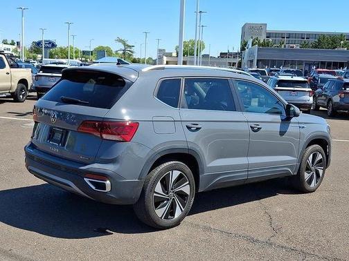 Pure Gray 2023 Volkswagen Taos 1.5T SE