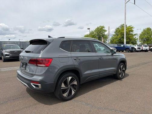 Pure Gray 2023 Volkswagen Taos 1.5T SE