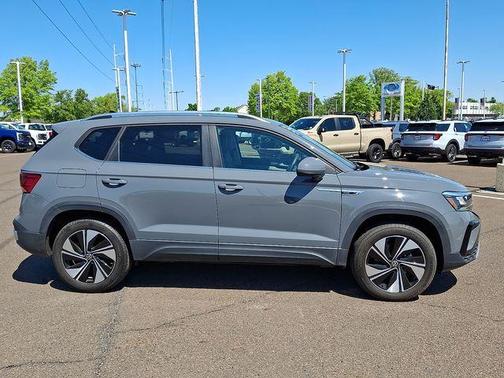 Pure Gray 2023 Volkswagen Taos 1.5T SE