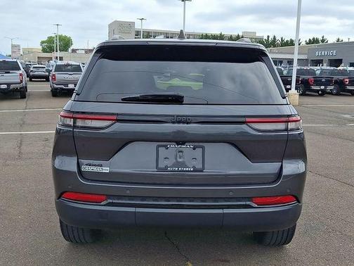 Metallic 2023 Jeep Grand Cherokee Altitude