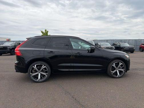 Onyx Black Metallic 2023 Volvo XC60 B6 Ultimate Dark Theme