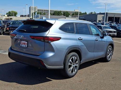 Moon Dust 2023 Toyota Highlander XLE