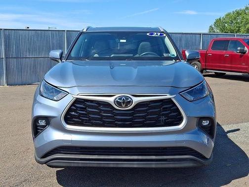 Moon Dust 2023 Toyota Highlander XLE