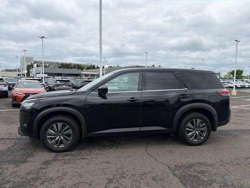 Black 2024 Nissan Pathfinder S