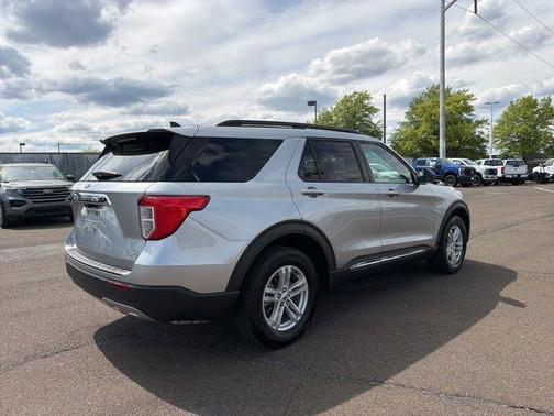 Iconic Silver Metallic 2024 Ford Explorer XLT