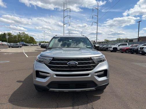 Iconic Silver Metallic 2024 Ford Explorer XLT