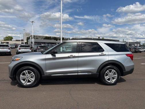 Iconic Silver Metallic 2024 Ford Explorer XLT