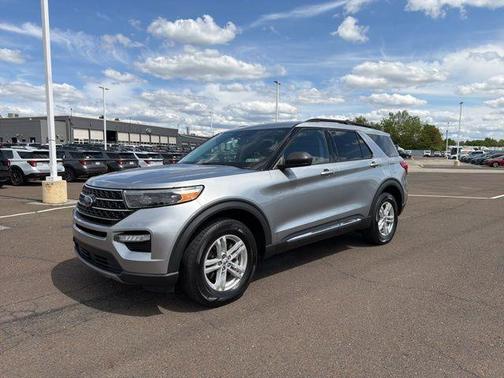 Iconic Silver Metallic 2024 Ford Explorer XLT