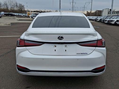 2022 Lexus ES 300h Luxury