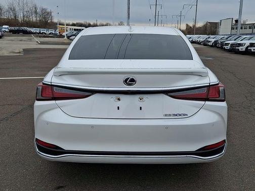 2022 Lexus ES 300h Luxury