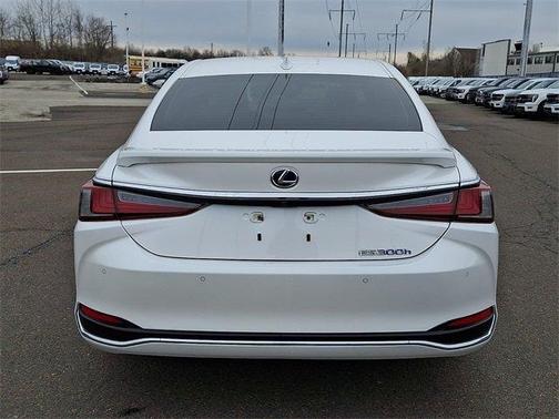 2022 Lexus ES 300h Luxury