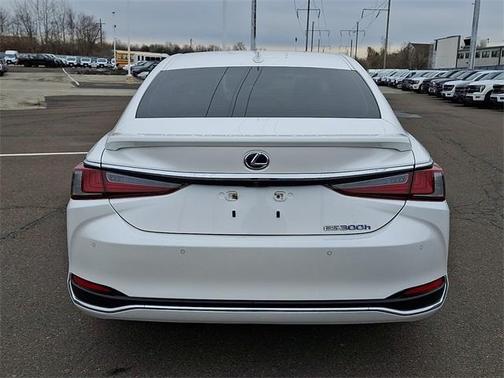 2022 Lexus ES 300h Luxury