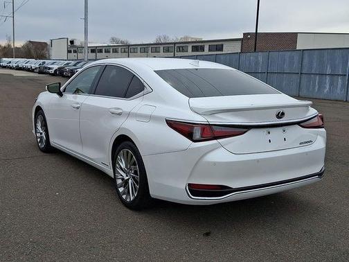 2022 Lexus ES 300h Luxury