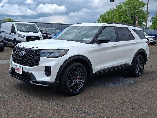 White Metallic 2025 Ford Explorer ST-Line