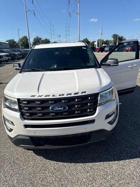 White Platinum 2017 Ford Explorer XLT