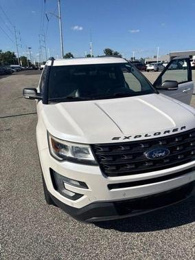 White Platinum Clearcoat Metallic 2017 Ford Explorer XLT