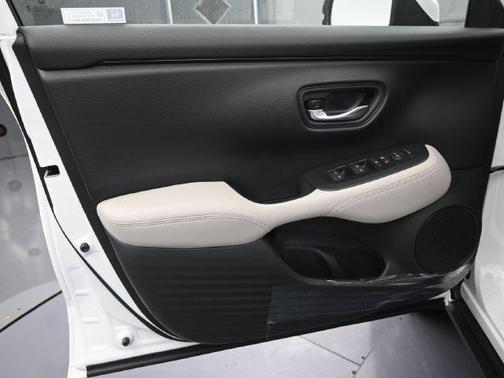 Platinum White Pearl 2026 Honda HR-V LX
