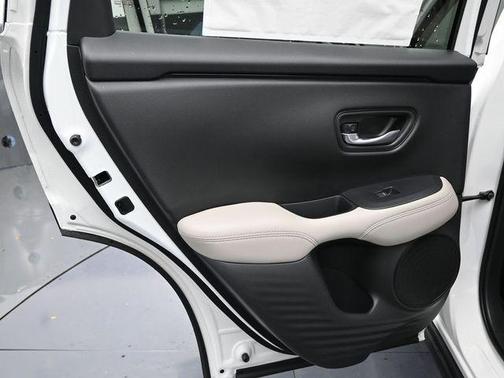 Platinum White Pearl 2026 Honda HR-V LX