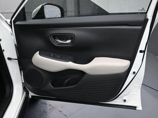 Platinum White Pearl 2026 Honda HR-V LX