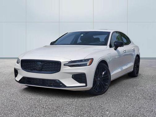 Crystal White Metallic 2024 Volvo S60 Recharge Plug-In Hybrid T8 Plus Black Edition