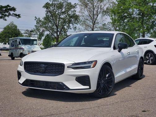 Crystal White Metallic 2024 Volvo S60 Recharge Plug-In Hybrid T8 Plus Black Edition