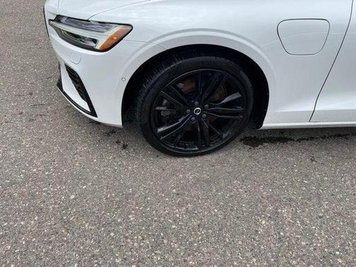 Crystal White Metallic 2024 Volvo S60 Recharge Plug-In Hybrid T8 Plus Black Edition