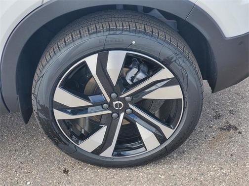 2025 Volvo XC40 B5 Ultra Bright Theme