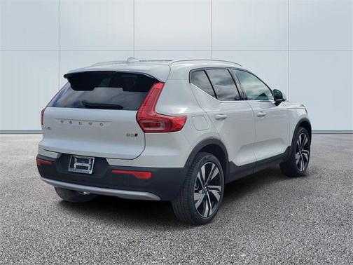 2025 Volvo XC40 B5 Ultra Bright Theme