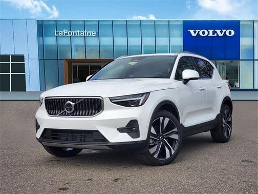 2025 Volvo XC40 B5 Ultra Bright Theme