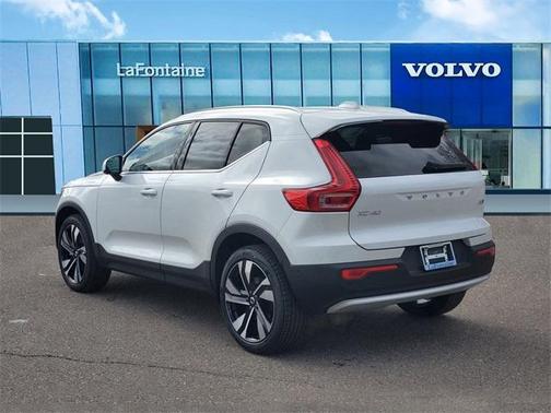 2025 Volvo XC40 B5 Ultra Bright Theme
