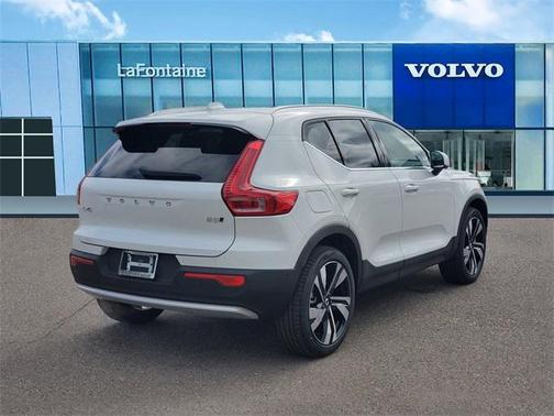 2025 Volvo XC40 B5 Ultra Bright Theme
