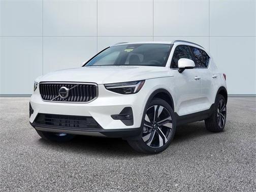 2025 Volvo XC40 B5 Ultra Bright Theme