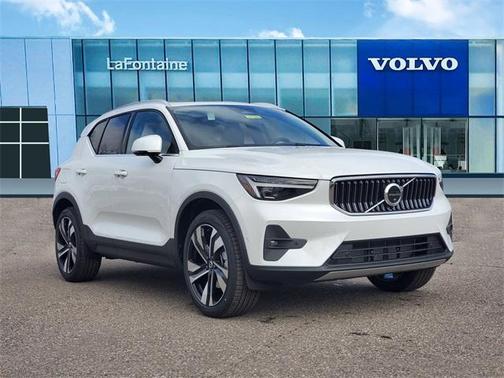 2025 Volvo XC40 B5 Ultra Bright Theme