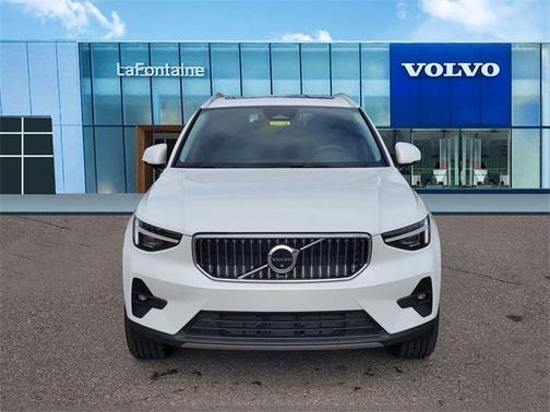 2025 Volvo XC40 B5 Ultra Bright Theme