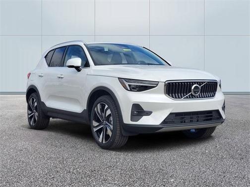 2025 Volvo XC40 B5 Ultra Bright Theme